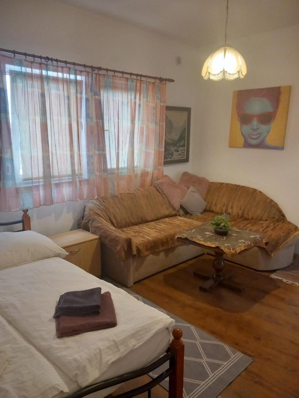 Vysehrad Nonstop Penzión pre hostí 3*